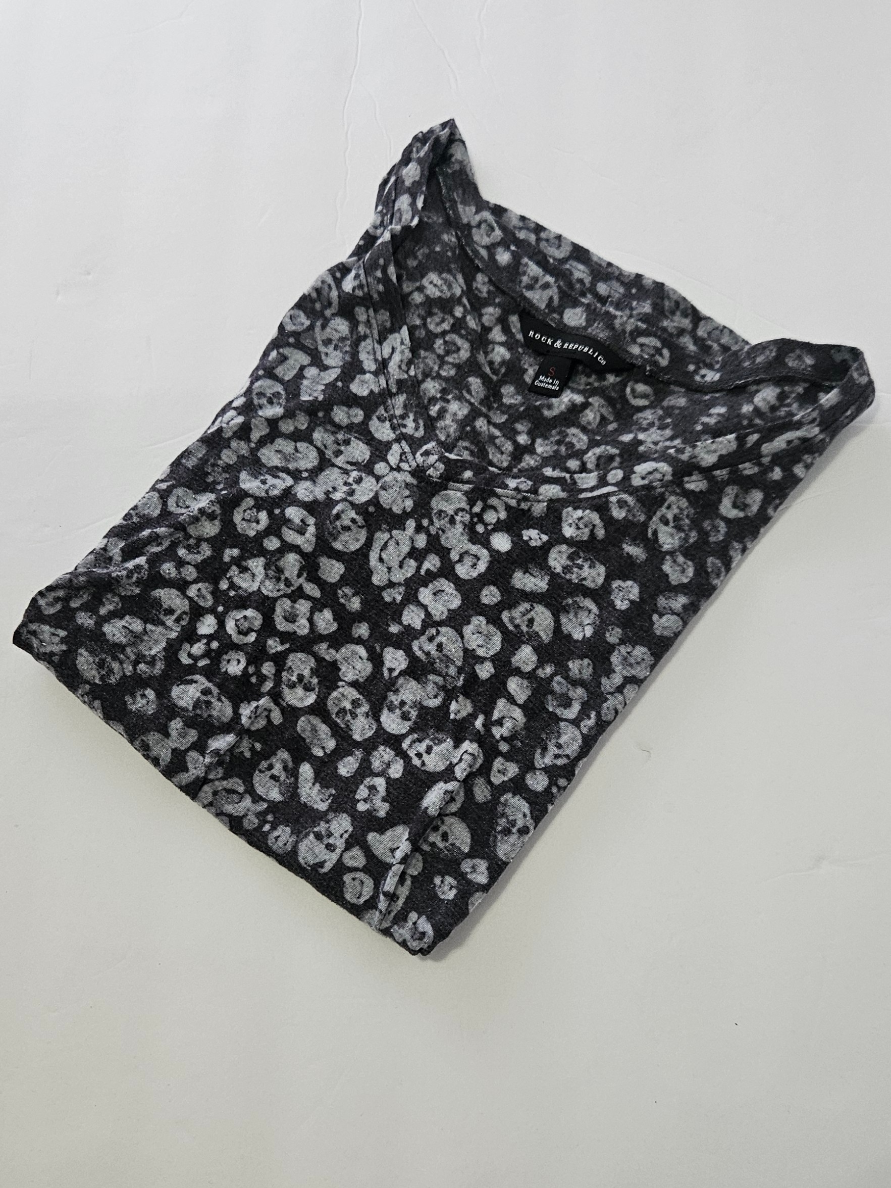 Women's Rock & Republic V-Neck Sheer Short Sleeve Allover Skull Print T-Shirt S